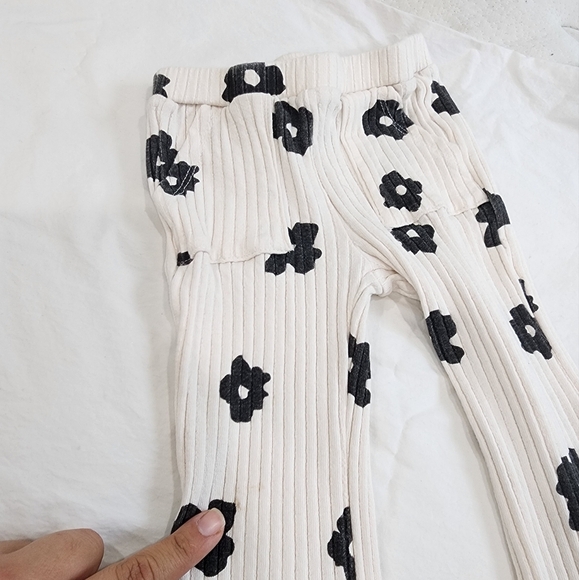 Flower Print Stripped Knit Fabric 2 Piece Black White Set Size 4T - Picture 6 of 10